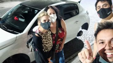 La foto que subió la familia a las redes, con el auto sin sus ruedas.