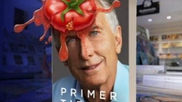 La librería Sudestada publicó en su cuenta de Twitter una imagen con un "tomatazo" en la portada del libro.