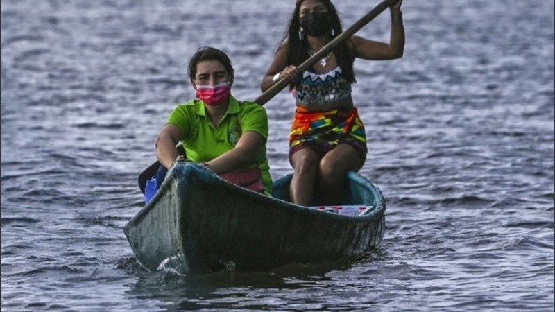 La maestra de 25 años cruzando el río. 