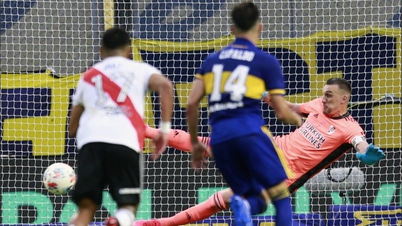 Armani tapa. Los dos arqueros de la selección respondieron bien.