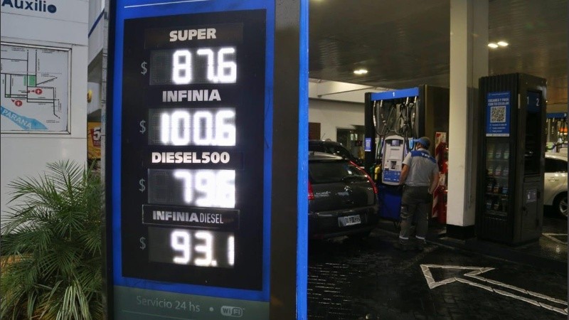 El tablero con los nuevos precios en una YPF de Rosario. 