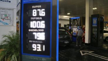 El tablero con los nuevos precios en una YPF de Rosario.