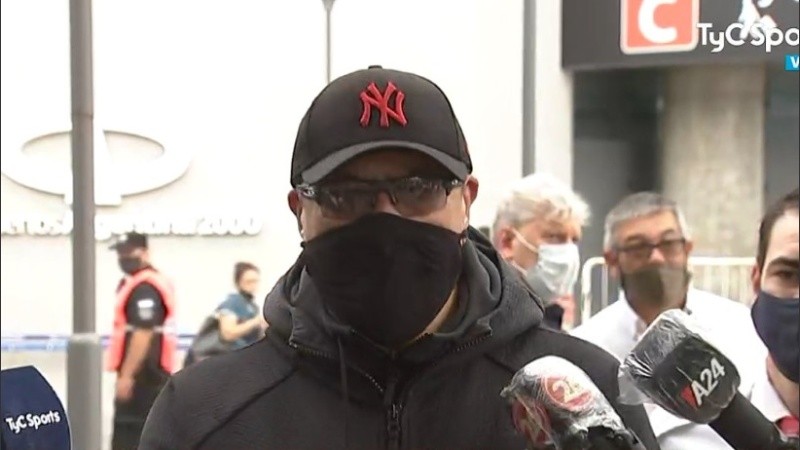 Burgos abordado por los periodistas este martes en Ezeiza tras su arribo de Europa