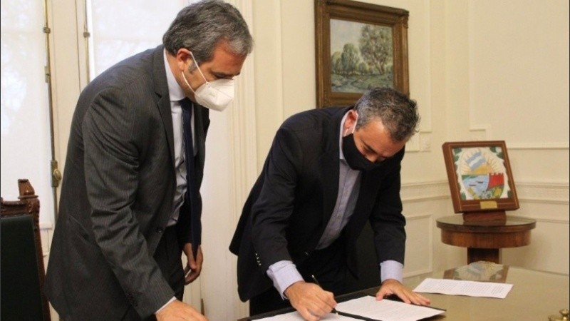 El diputado Oscar Cachi Martínez en la firma del documento junto al intendente Javkin