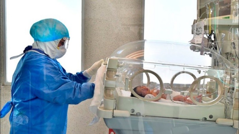 Una madre que fue vacunada contra el coronavirus le pasó anticuerpos a su beba recién nacida. 