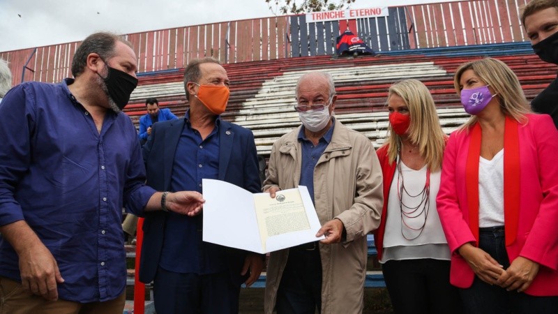 Se descubrió la estatua del Trinche en el Gabino Sosa este miércoles al mediodía.
