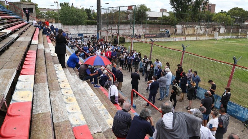 Se descubrió la estatua del Trinche en el Gabino Sosa este miércoles al mediodía.