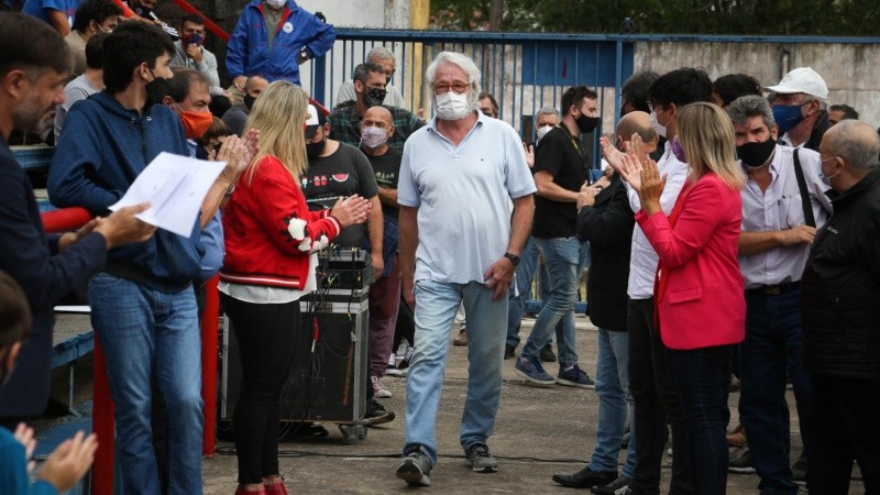 Se descubrió la estatua del Trinche en el Gabino Sosa este miércoles al mediodía.