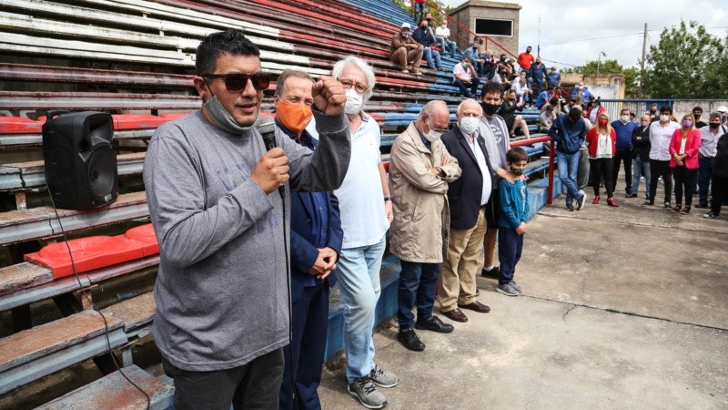 Se descubrió la estatua del Trinche en el Gabino Sosa este miércoles al mediodía.