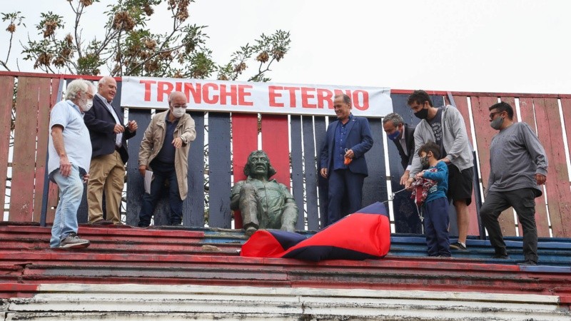 Se descubrió la estatua del Trinche en el Gabino Sosa este miércoles al mediodía.