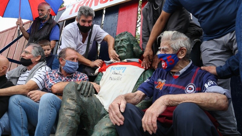 Se descubrió la estatua del Trinche en el Gabino Sosa este miércoles al mediodía.