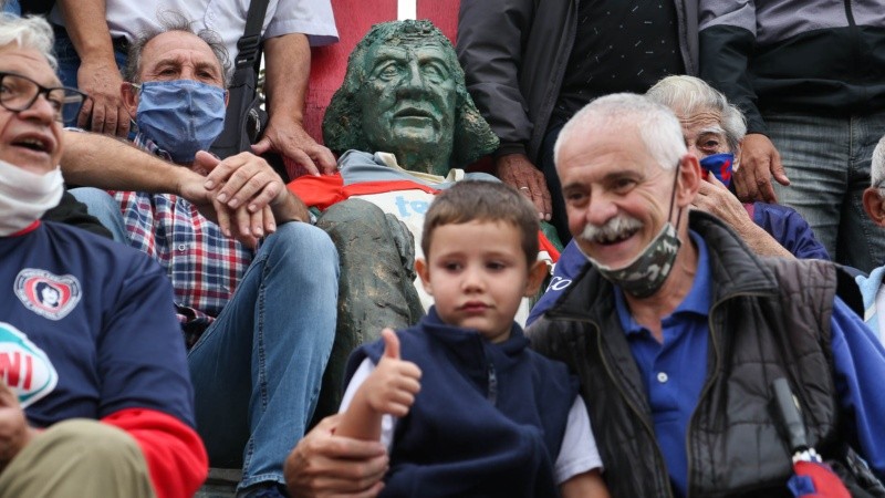 Se descubrió la estatua del Trinche en el Gabino Sosa este miércoles al mediodía.