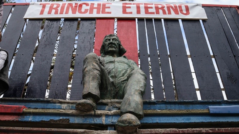 Se descubrió la estatua del Trinche en el Gabino Sosa este miércoles al mediodía.