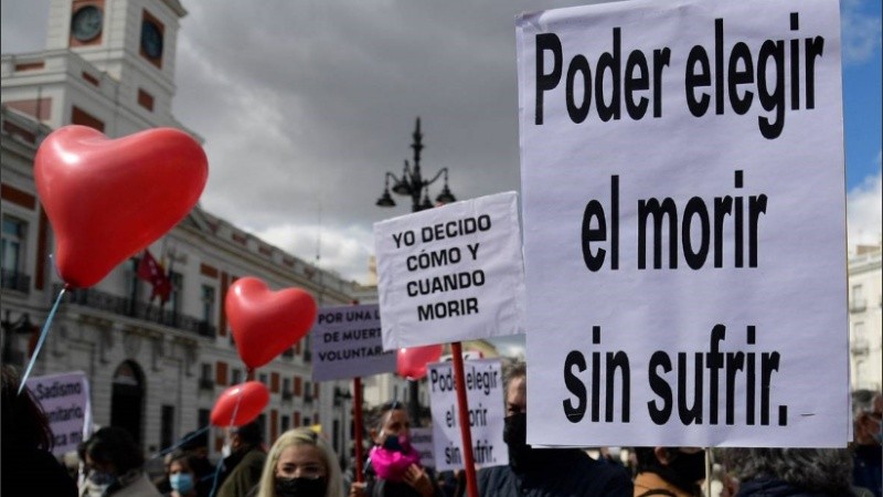 España se convierte en el séptimo país del mundo donde la eutanasia será legal.