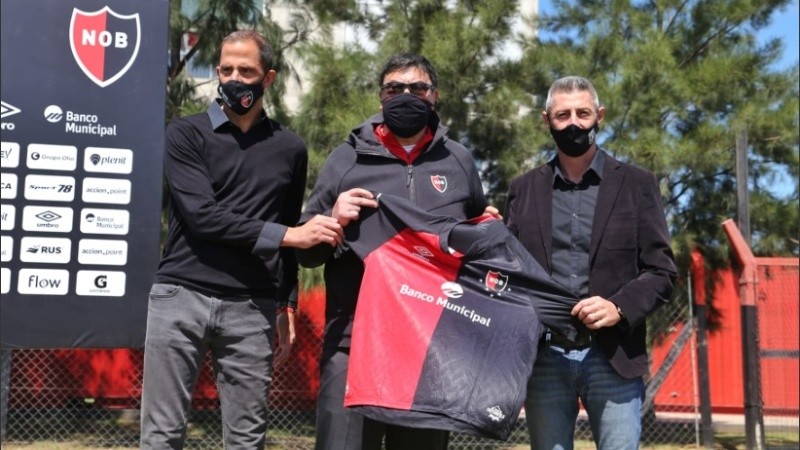 Burgos, presentado por D'Amico y Peratta en Bella Vista