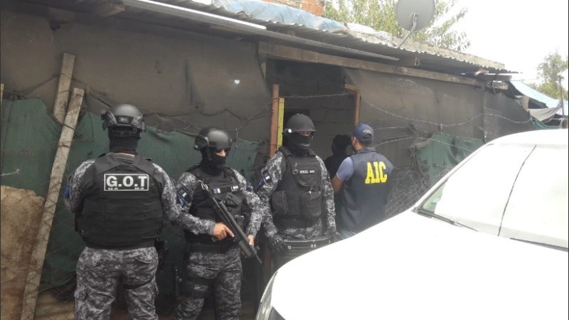 Ocho detenidos y droga incautada en diferentes domicilios.