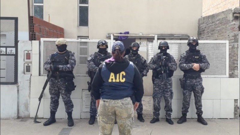 Ocho detenidos y droga incautada en diferentes domicilios.