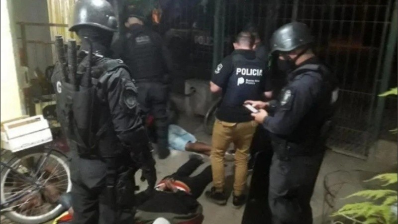 En la casa secuestraron un arma de fuego marca Bersa con dos cargadores.