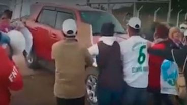 Personas señalaron que el ex presidente “no deja trabajar a Luis Arce como presidente”.