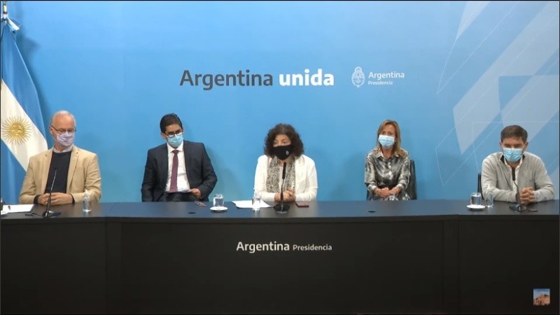 La ministra Vizzotti junto a sus colegas del resto del país durante la conferencia de prensa.