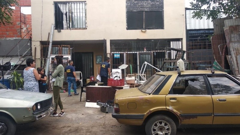 Algunos de los impactos quedaron visibles en el frente de la vivienda y en un auto.