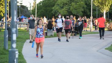 Los rostros con barbijos señalan y ponen un freno a la habitualidad de aquellas imágenes que supimos cosechar. 