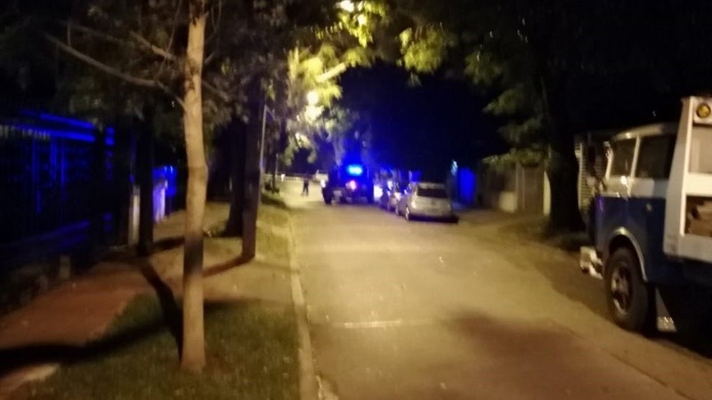 El patrullero en Agüero al 4300, el lugar del ataque este sábado a la noche.