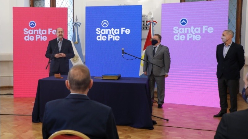 El momento en que Perotti le toma juramento a Lagna, ante la atenta mirada de Sain. 