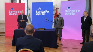 El momento en que Perotti le toma juramento a Lagna, ante la atenta mirada de Sain.