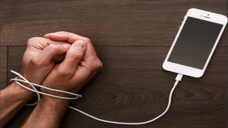 El teletrabajo y el homeoffice se implementan cada vez más en el mundo, lo que hace que se nos haga más difícil desapegarnos del celular o las computadoras.