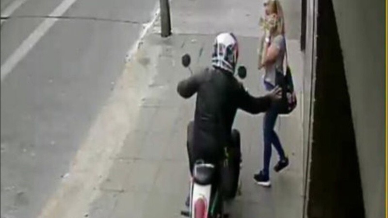 El motochorro intentó quitarle la cartea a la mujer y la arrastró por el suelo. 