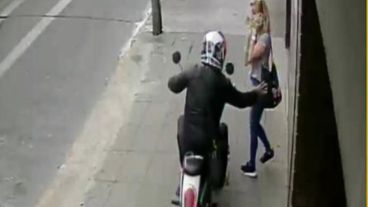 El motochorro intentó quitarle la cartea a la mujer y la arrastró por el suelo.