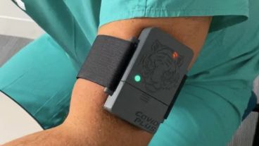 El brazalete se coloca en el brazo y recolecta señales de pulso del flujo sanguíneo.