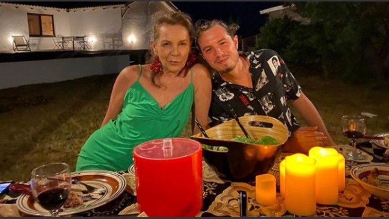 Mónica Gonzaga junto a su hijo, Adriano Sessa.