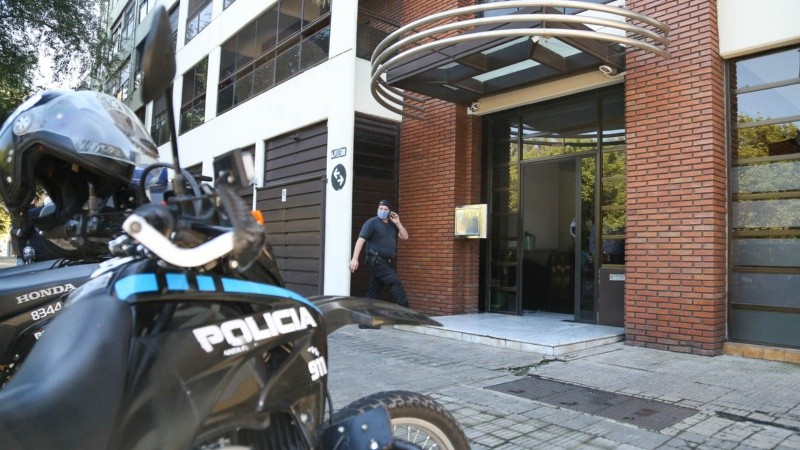 El asalto se produjo en un departamento de Pellegrini y Santiago a media mañana. 