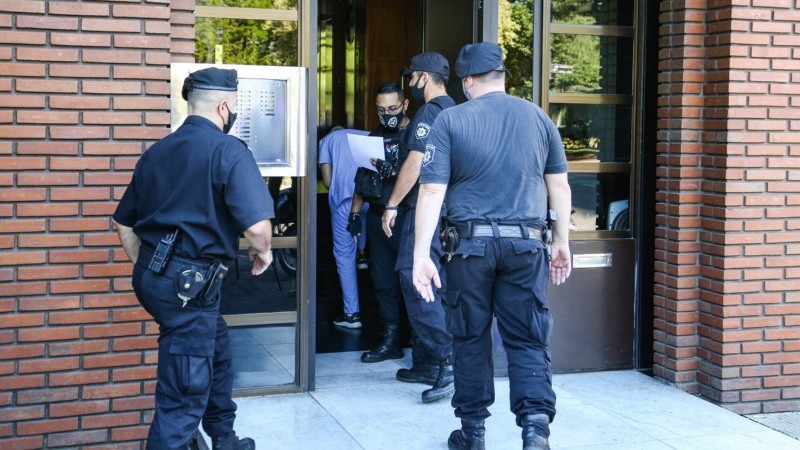 El asalto se produjo en un departamento de Pellegrini y Santiago a media mañana. 