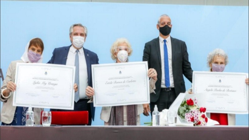 El presidente Alberto Fernández durante la entrega de los premios Juana Azurduy a Madres y Abuelas de Plaza de Mayo.