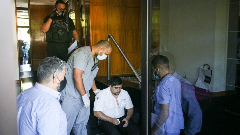 La consternación del custodio del edificio, que fue maniatado por los delincuentes. 