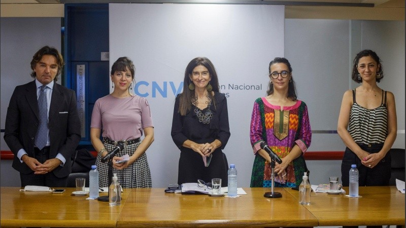 Autoridades de la CNV y el Ministerio de la Mujer firmaron un convenio de capacitación de funcionarios.