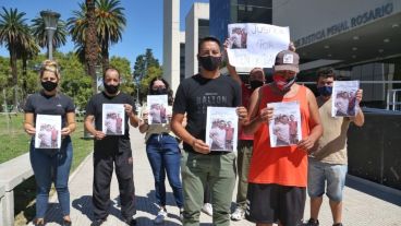 Familiares de Cintia piden que se haga justicia por la muerte del esposo y el hijo de la mujer.