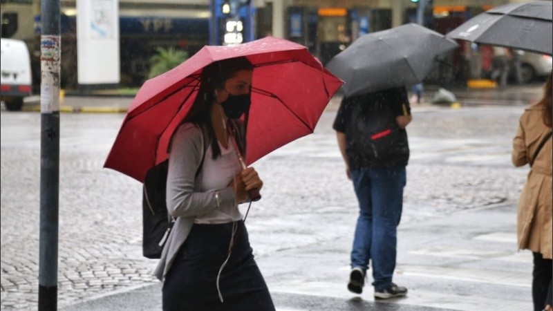 Llueve sobre Rosario y lloverá más.