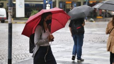 Llueve sobre Rosario y lloverá más.