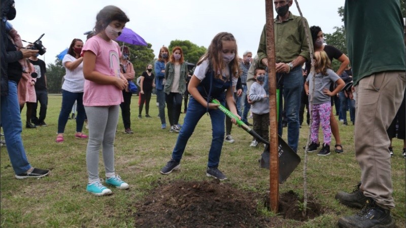 Niños y niñas participaron de la plantación de árboles en el Bosque de la Memoria.