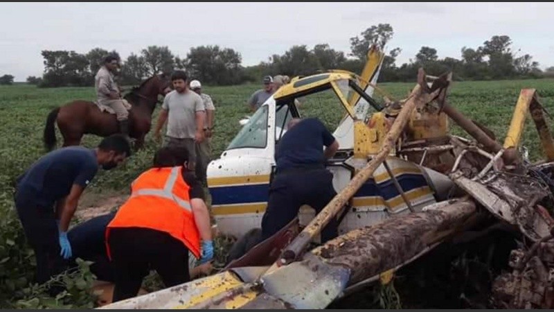 Un avión fumigador se precipitó en un campo de Ceres