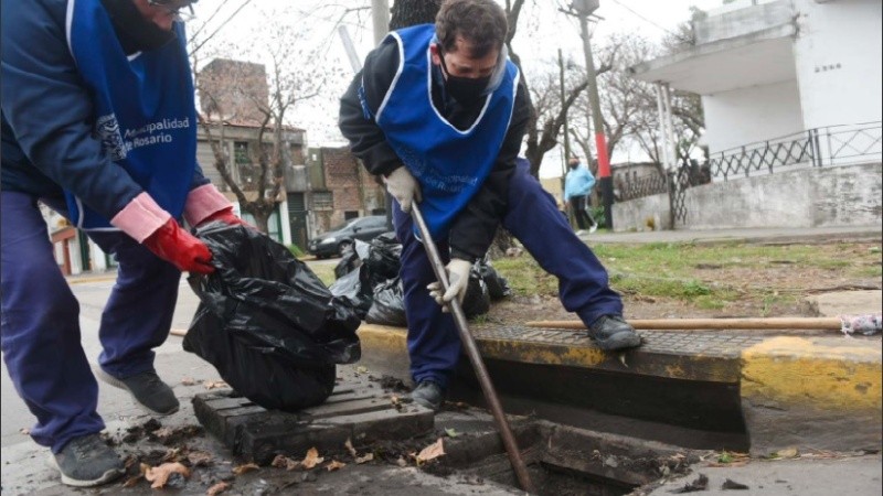 El municipio y Aguas Santafesinas salieron a limpiar bocas de tormenta.