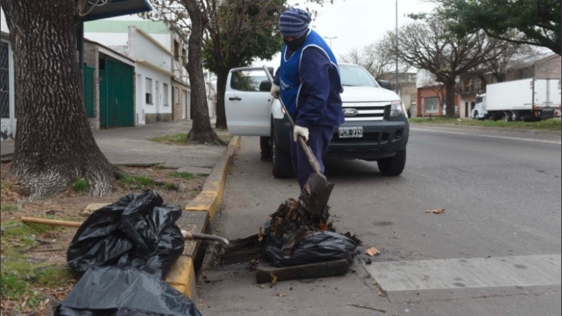 El municipio y Aguas Santafesinas salieron a limpiar bocas de tormenta.
