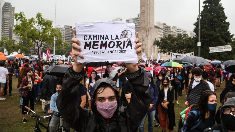 Menos gente que otros años pero el reclamo firme de memoria, verdad y justicia. 