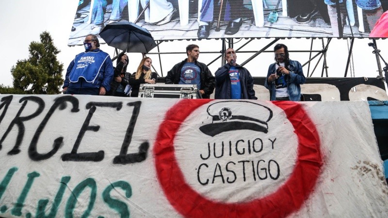 Paraguas y barbijos se sumaron este año a los carteles que piden 