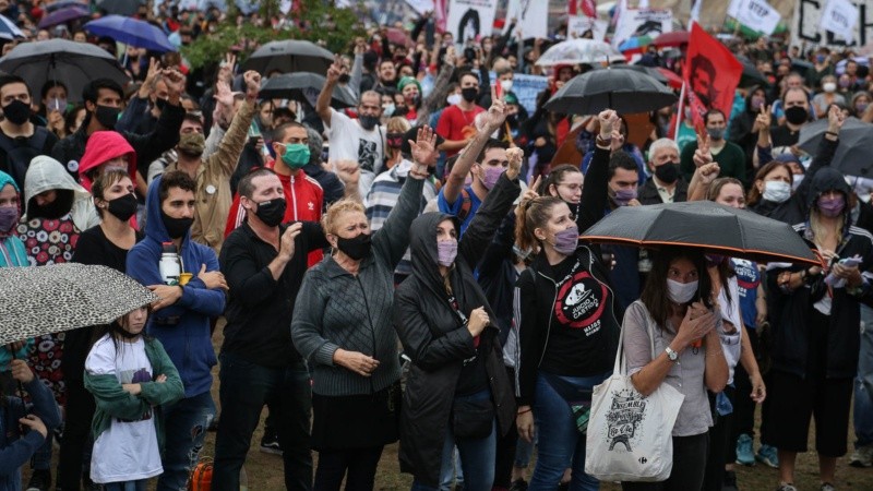 Paraguas y barbijos se sumaron este año a los carteles que piden 