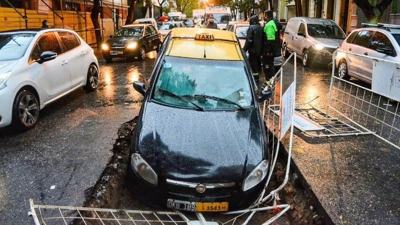 Omar llevaba a una pasajera y se precipitaron en el taxi directo en el pozo.
